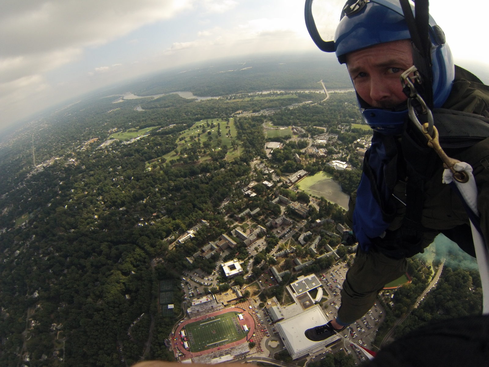 You are currently viewing Skydiving into University of Richmond